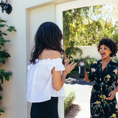 A Modern Guide to Housewarming Etiquette