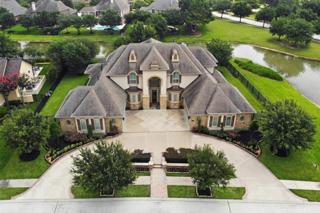 DIY Repairs vs Professional Roofing