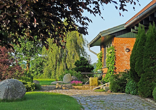 The Benefits of Combining Hardscape and Softscape