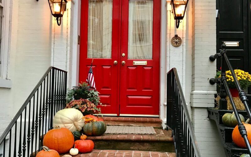 How to Transition Your Front Porch From Halloween to Thanksgiving